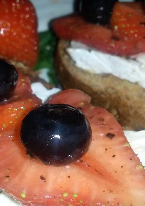 A picture of Sig's Berries over Goat's Cheese Crostini.
