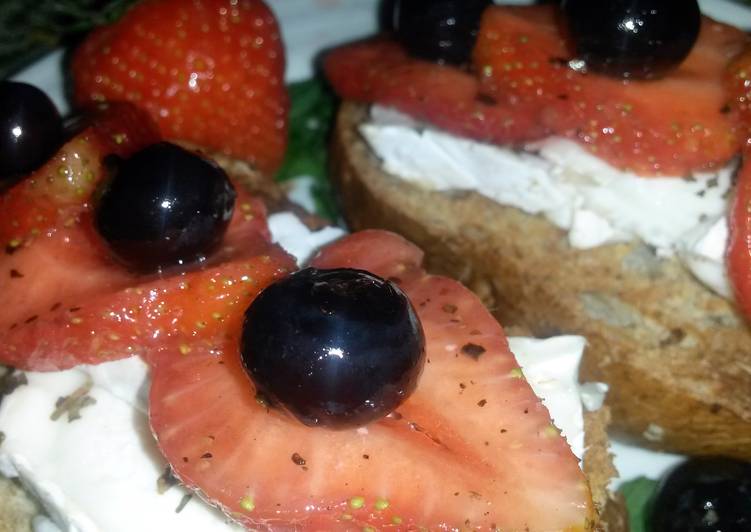 Simple Way to Prepare Ultimate Sig&#39;s Berries over Goat&#39;s Cheese Crostini