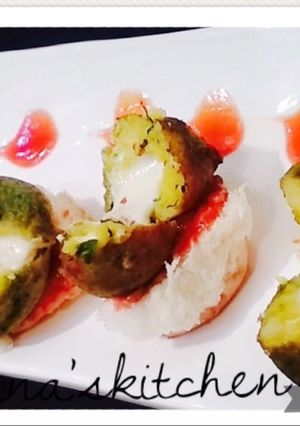 A picture of Green cheese vada pav.