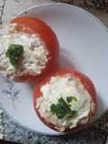 Tomate relleno de atún, huevo y arroz