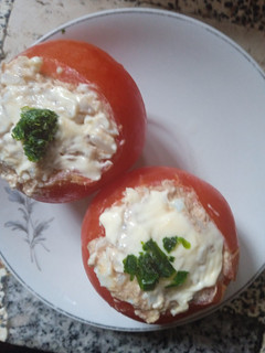 Una foto de Tomate relleno de atún, huevo y arroz