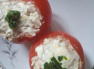 Una foto de Tomate relleno de atún, huevo y arroz