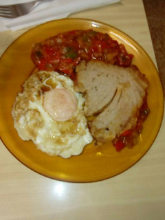 Una foto de Atún con pimiento y tomate