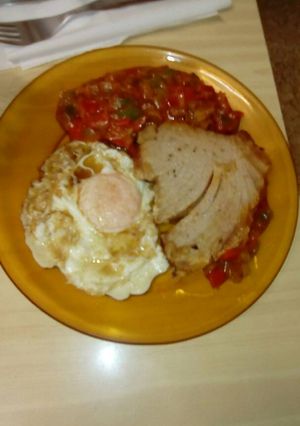 Una foto de Atún con pimiento y tomate