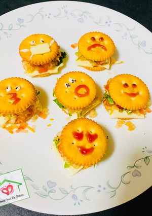 मोनाको बिस्कुट सैंडविच (Monaco biscuit sandwich recipe in Hindi) रेसिपी मुख्य फोटो