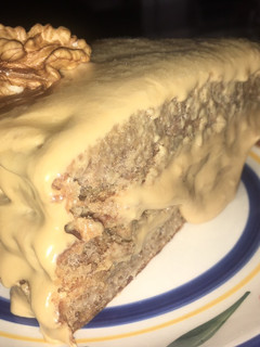 Una foto de Torta húmeda de nuez y dulce de leche