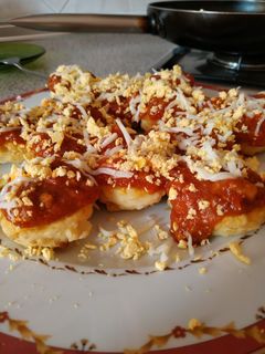 Una foto de Huevos rellenos de bechamel con salsa boloñesa