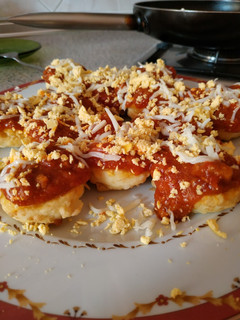 Una foto de Huevos rellenos de bechamel con salsa boloñesa