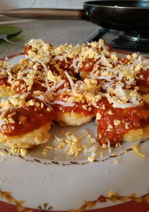 Una foto de Huevos rellenos de bechamel con salsa boloñesa
