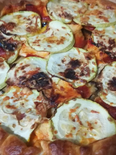 Una foto de Pizza de hojaldre con verduras, queso y York