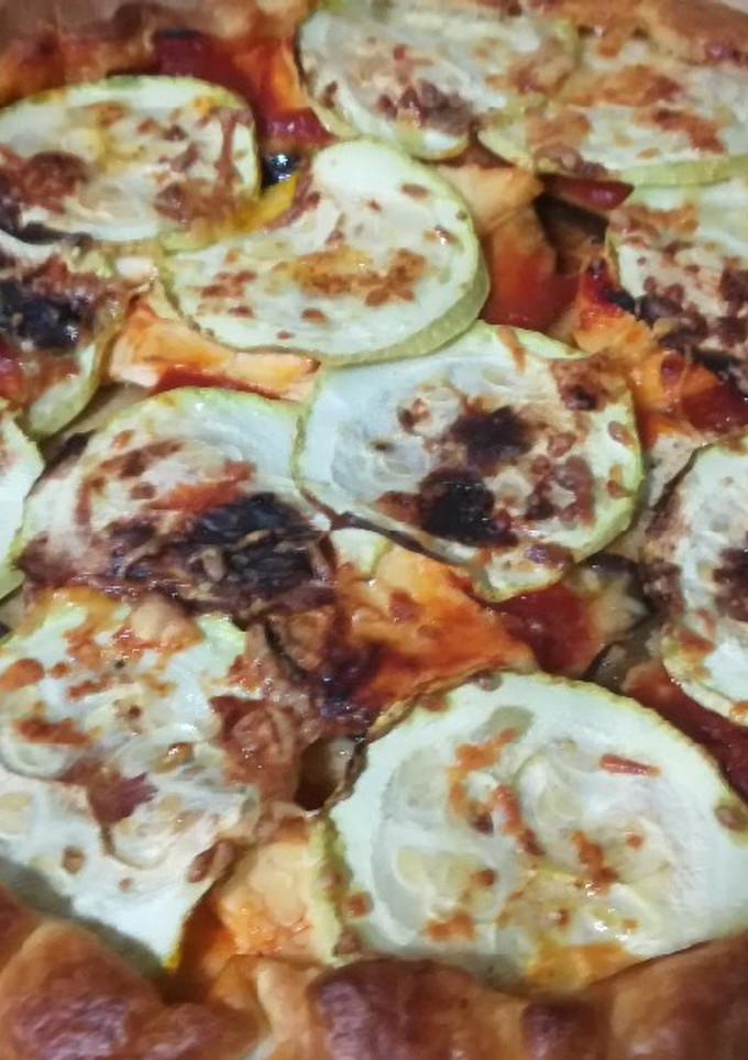 Una foto de Pizza de hojaldre con verduras, queso y York