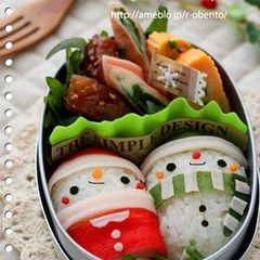 Cylinder Shaped Onigiri Rice Balls: Santa Christmas Bento A picture of Cylinder Shaped Onigiri Rice Balls: Santa Christmas Bento.