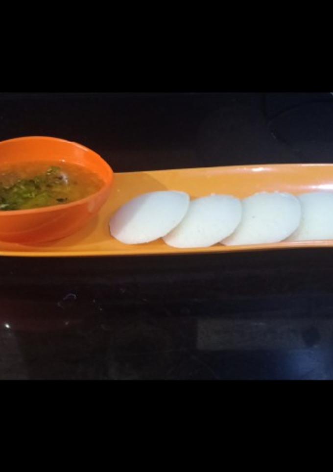 A picture of Idli sambhar.