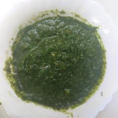 A picture of Mint and garlic green chattny.