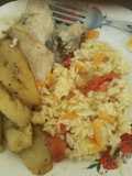 Pollo al ajo con arroz con tomate y plátano maduro