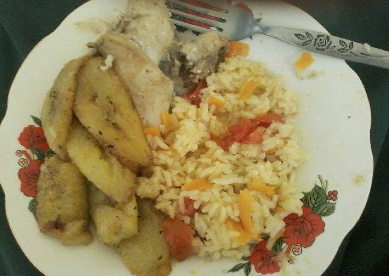 Pollo al ajo con arroz con tomate y plátano maduro