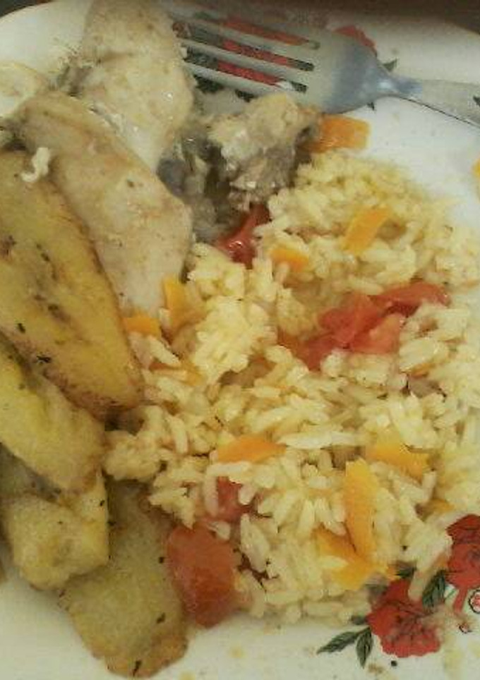 Una foto de Pollo al ajo con arroz con tomate y plátano maduro