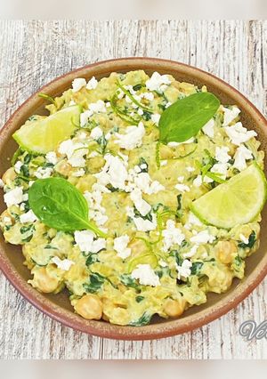 Une photo de Porridge salé aux épinards /feta/pois chiches