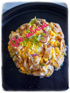 Una foto de Arroz frito con pollo y champignones