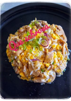 Una foto de Arroz frito con pollo y champignones
