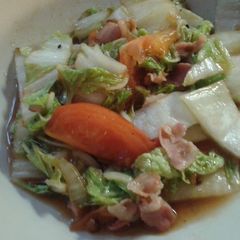 A picture of Chinese cabbage and bacon in oyster sauce.