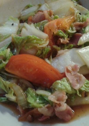 A picture of Chinese cabbage and bacon in oyster sauce.