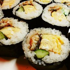 A picture of Futomaki Sushi with Broiled Eel.