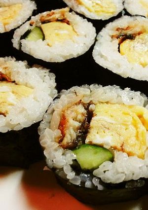 A picture of Futomaki Sushi with Broiled Eel.