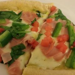 A picture of Avocado Club Pizza.