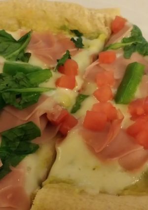 A picture of Avocado Club Pizza.