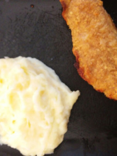 Una foto de Milanesa de pollo al horno con puré de papas sin manteca