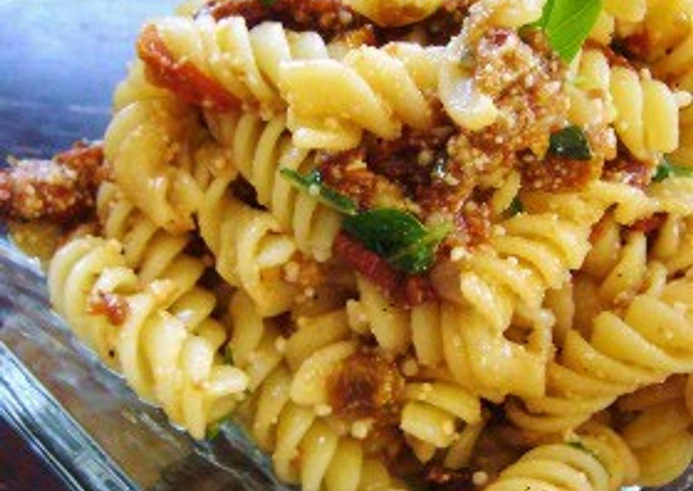 Dried tomato salad with pasta