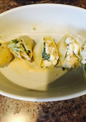 A picture of Chicken Broccoli Alfredo Stuffed Shells.