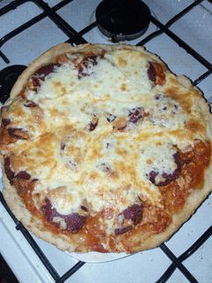 Bolognai pizza szalámival recept fotója