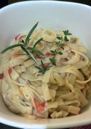 A picture of Quick lemon thyme pasta.