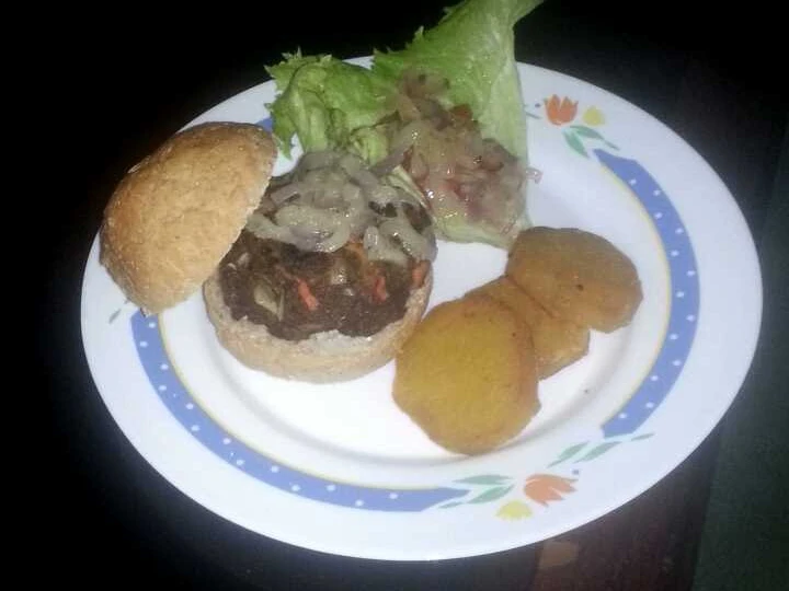 Recipe Beef patty with fried sweet potatoes and salad the So Delicious You can take Joss in your mouth
