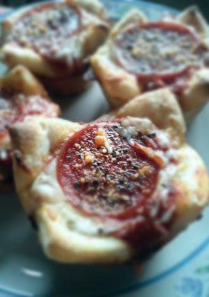 A picture of Deep-dish mini pizzas.