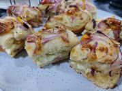 Una foto de fugazza de cebolla y queso