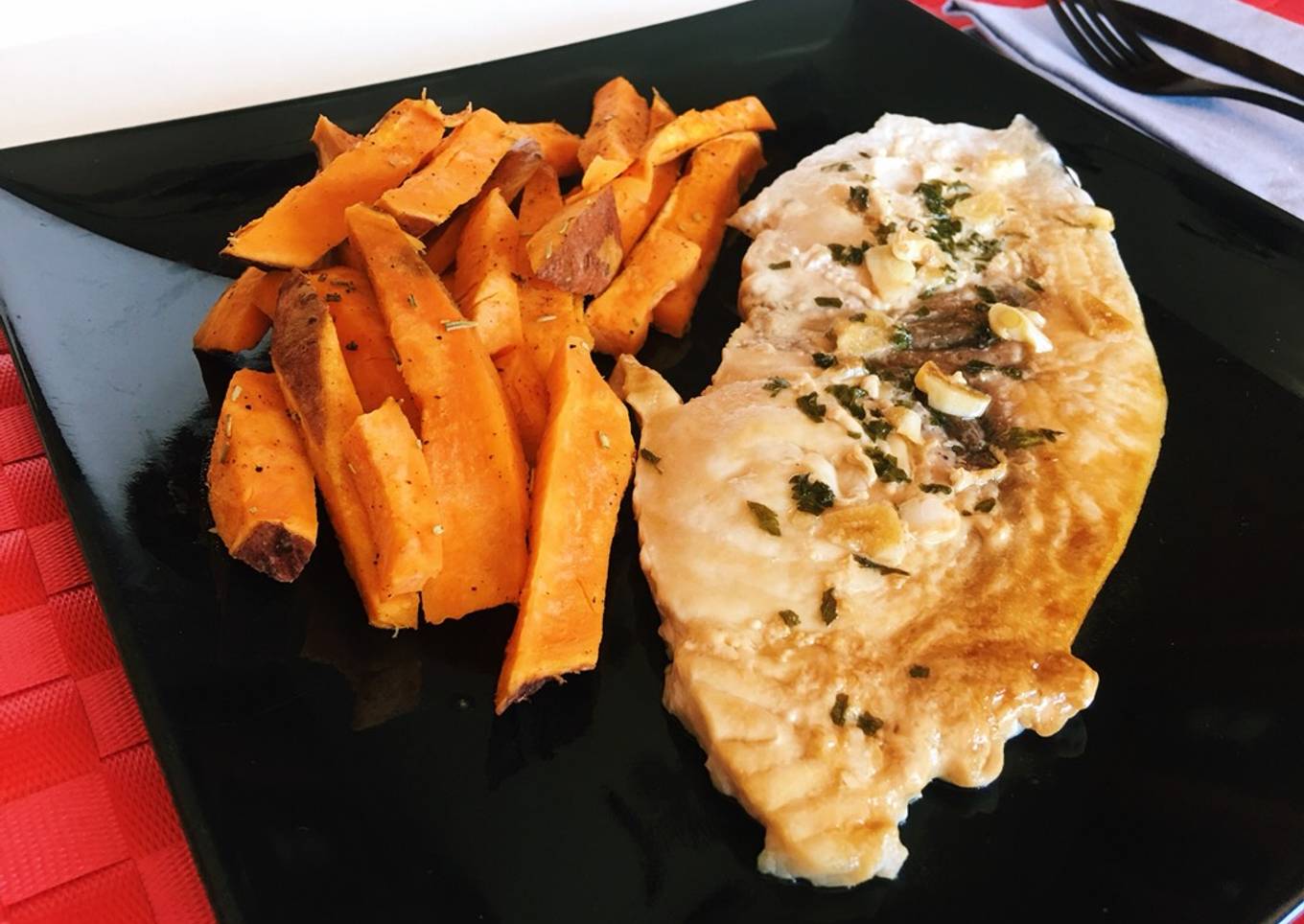 Emperador a la plancha con batata al microondas