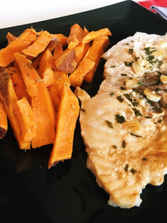 Una foto de Emperador a la plancha con batata al microondas