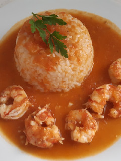 Una foto de Gambones en salsa