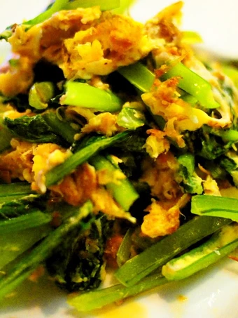 Easy Steps Make Recipes Komatsuna and Tuna Egg Stir-fry the Delicious Can Pamper Your Tongue.