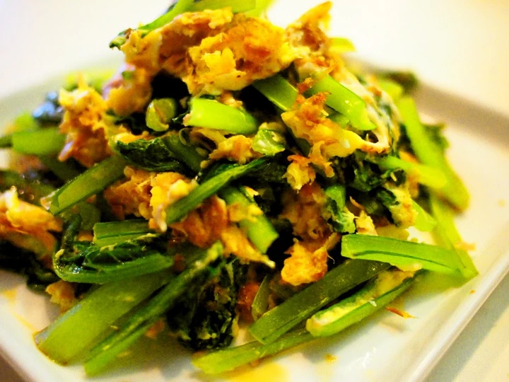 Easy Steps Make Recipes Komatsuna and Tuna Egg Stir-fry the Delicious Can Pamper Your Tongue.