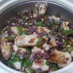 A picture of Onion and green pepper fish.