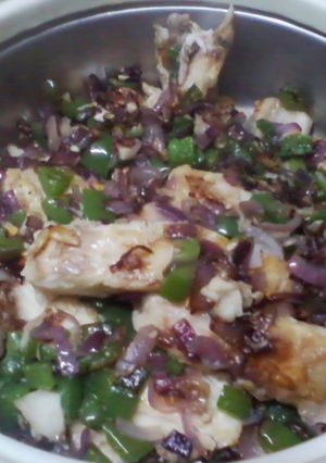 A picture of Onion and green pepper fish.