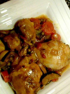 Una foto de Pollo en salsa con verduras