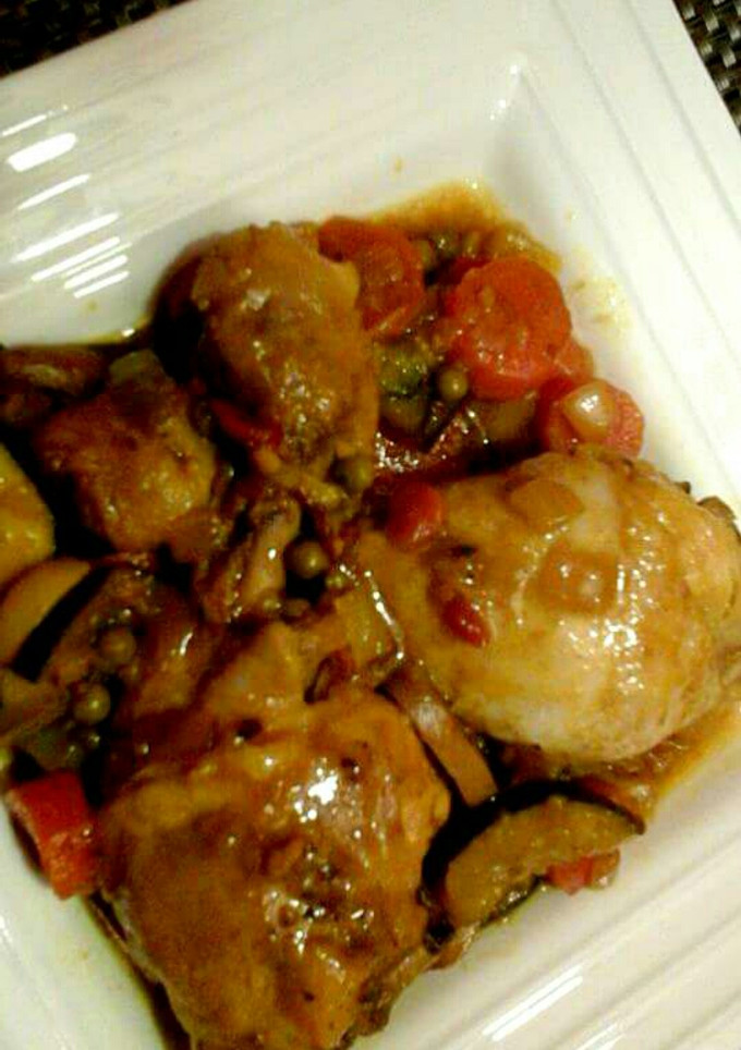 Una foto de Pollo en salsa con verduras