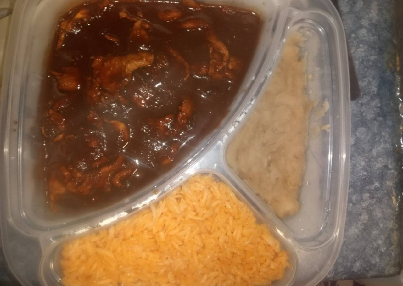 Bistec en salsa pasilla con champiñones