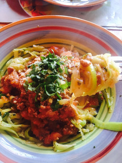 Una foto de Tallarines de zucchini en salsa bolognesa