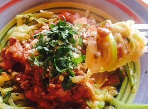 Una foto de Tallarines de zucchini en salsa bolognesa